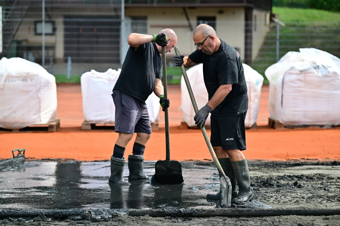 Karviná opravuje tenisové kurty