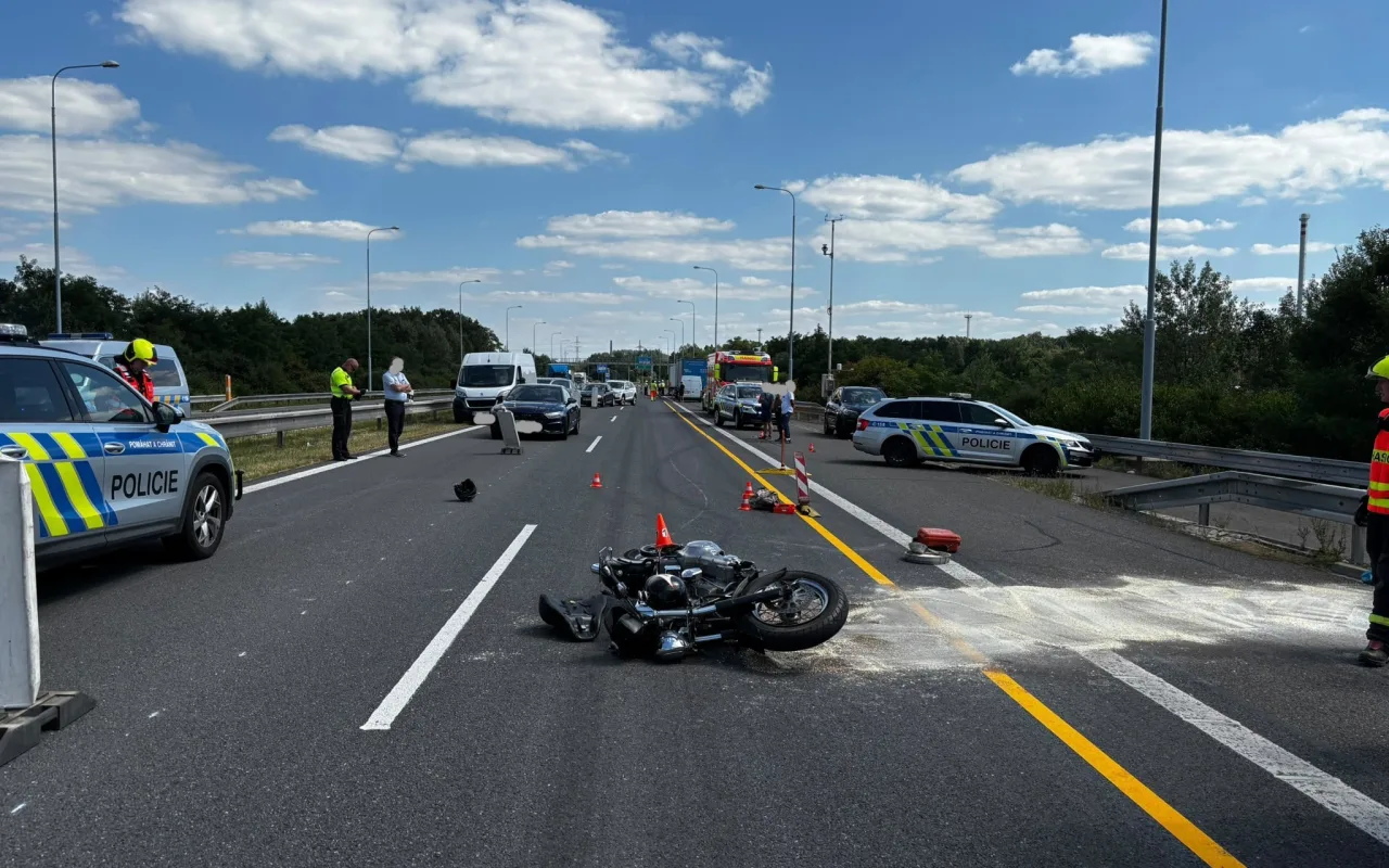 Na D1 se srazil motorkář s kamionem. Nehoda zastavila dopravu na dvě hodiny