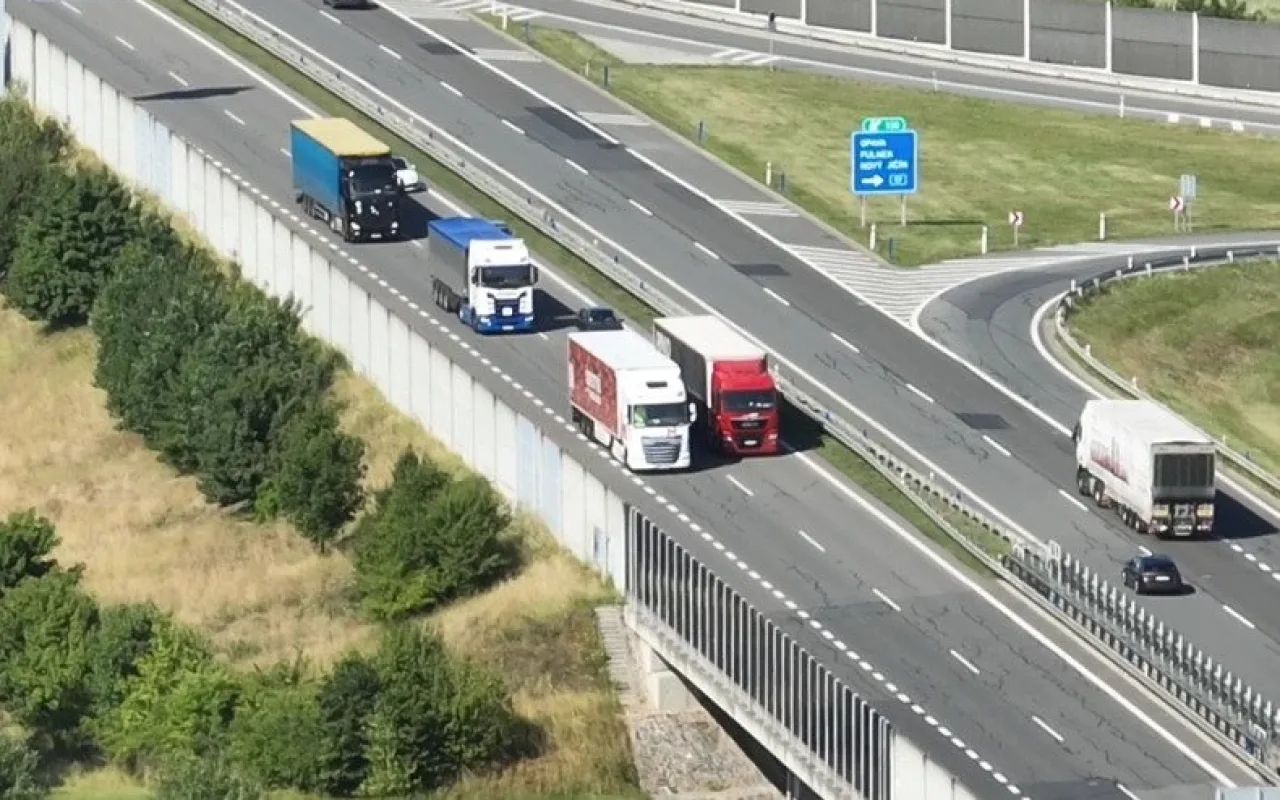 Závody šneků. Policisté rozdali pomalým kamionům pokuty za téměř 70 tisíc
