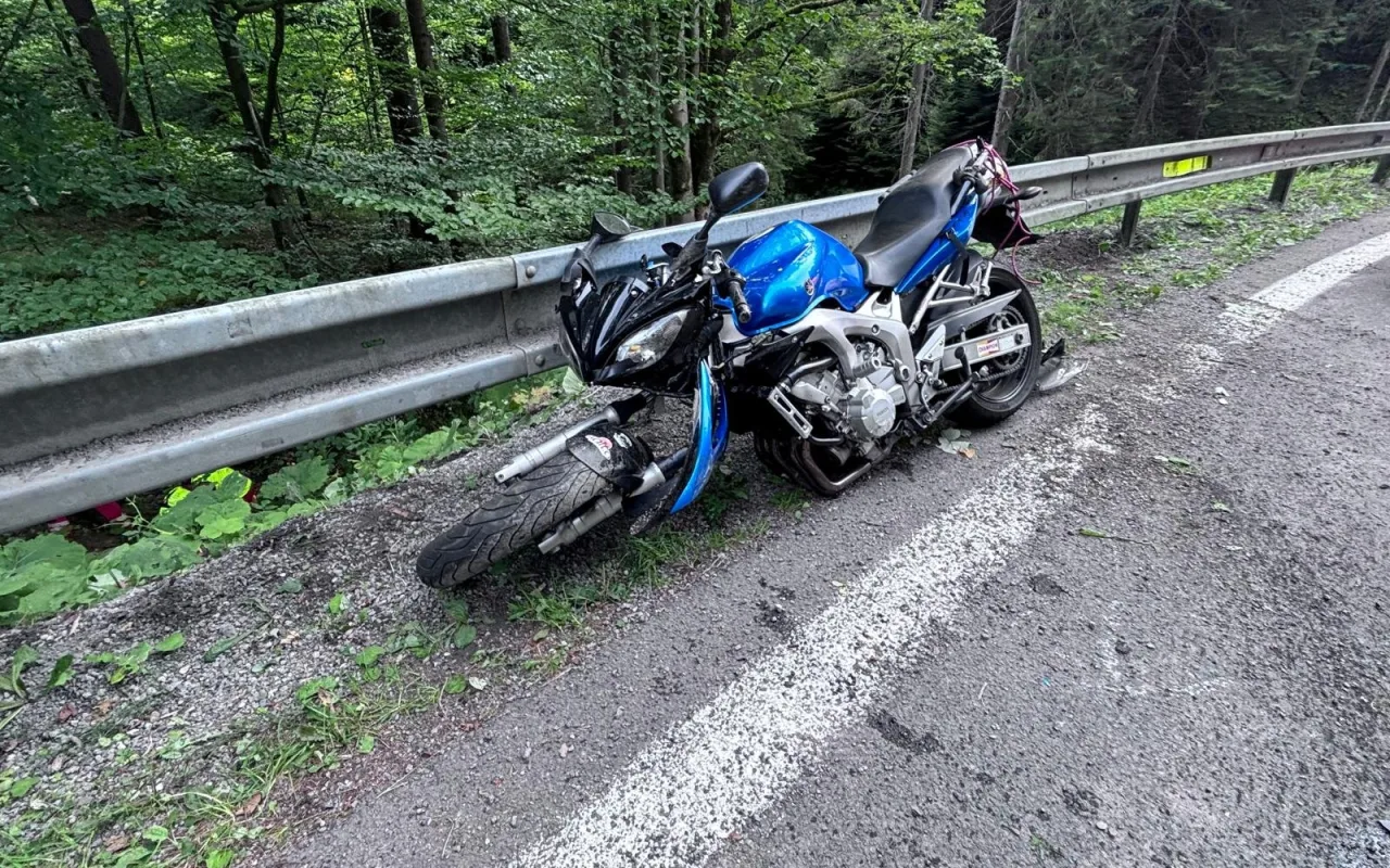 V Bílé havaroval senior na motorce. Skončil ve svahu osm metrů pod silnicí