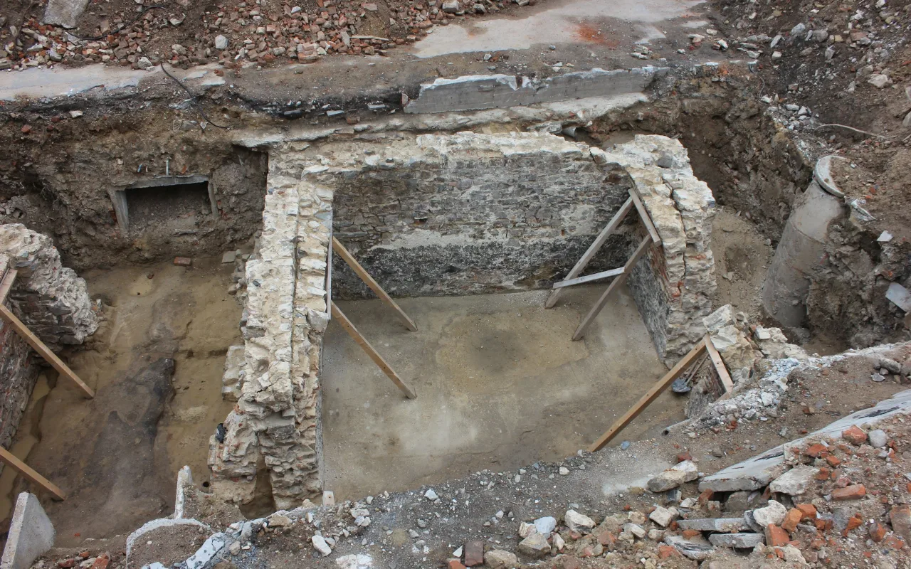 Opavská Slezanka odhalila tajemství. Archeologové objevili sklepy i historickou jímku