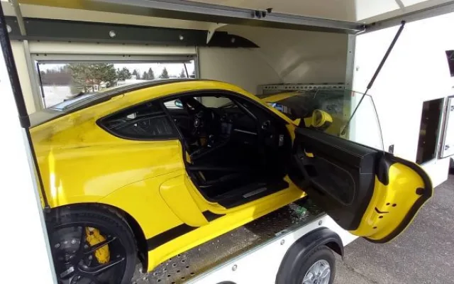 Podezřelý přívěs na parkovišti ukrýval ukradené Porsche z Německa