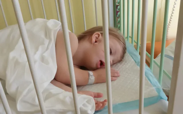 Dominik se narodil se třemi oušky a rozštěpem rtu, lékaři u něj objevili vzácné onemocnění