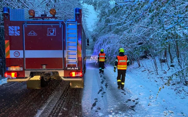 Sníh lámal stromy na Frýdecko-Místecku. Hasiči řešili desítky událostí