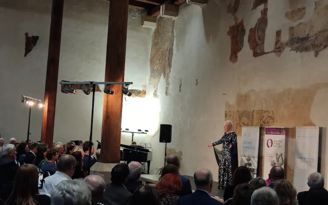 FOTOGALERIE: Netradiční přehlídka historických kostýmů připomněla závažnost rakoviny. Modely se stali sami pacienti