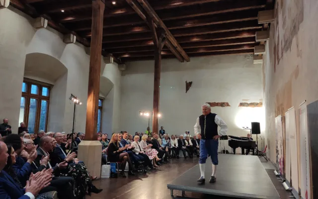FOTOGALERIE: Netradiční přehlídka historických kostýmů připomněla závažnost rakoviny. Modely se stali sami pacienti