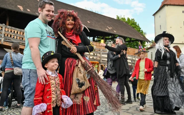 V Ostravě pálili čarodějnici. Lidé oblehli hrad