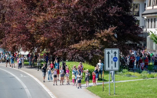 Hokejoví Oceláři projeli Třincem, titul oslavili s hutníky i sestřičkami
