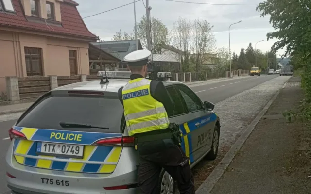Stovky přestupků. Policisté přistihli osmdesát řidičů s telefonem, v Ostravě zastavili cizince pod vlivem drog