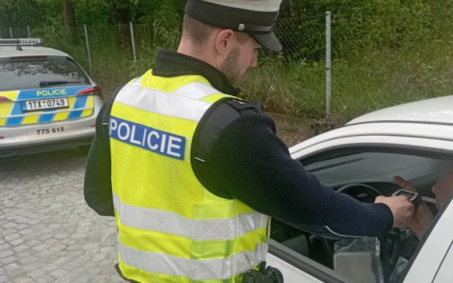 Stovky přestupků. Policisté přistihli osmdesát řidičů s telefonem, v Ostravě zastavili cizince pod vlivem drog