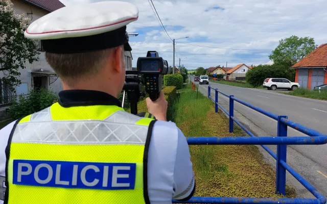 FOTO: Poprvé v terénu. Policejní nováčci na Novojičínsku kontrolovali řidiče, přišli na 33 přestupků