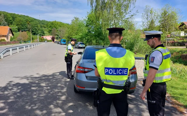 FOTO: Poprvé v terénu. Policejní nováčci na Novojičínsku kontrolovali řidiče, přišli na 33 přestupků