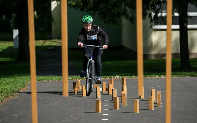 V Ostravě se školáci učí pravidla chování na silnici. Cyklistické dovednosti trénují na dopravních hřištích