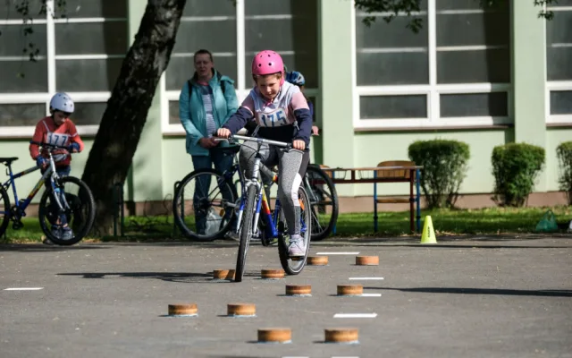 V Ostravě se školáci učí pravidla chování na silnici. Cyklistické dovednosti trénují na dopravních hřištích