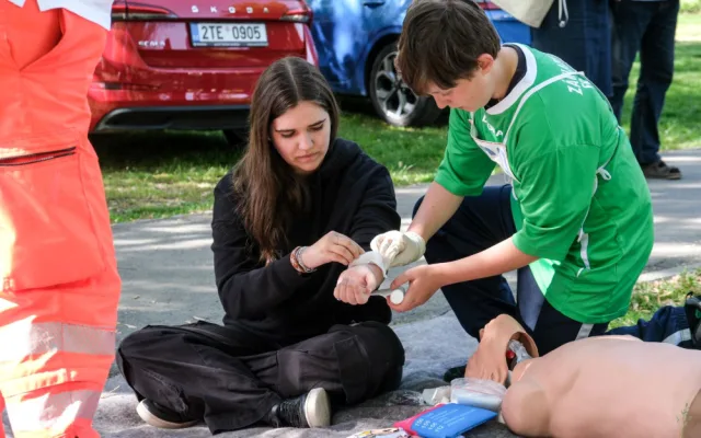 V Ostravě se školáci učí pravidla chování na silnici. Cyklistické dovednosti trénují na dopravních hřištích