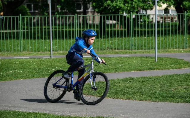 V Ostravě se školáci učí pravidla chování na silnici. Cyklistické dovednosti trénují na dopravních hřištích