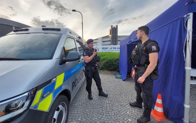 Během hokejového mistrovství v Ostravě se ztratily dvě malé děti. Policisté na čtyřkolkách je našli a vrátili matce