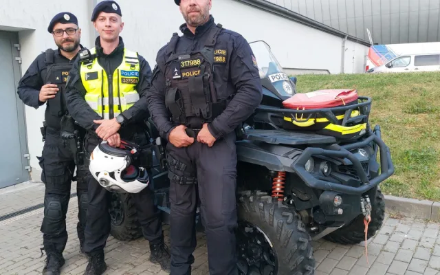 Během hokejového mistrovství v Ostravě se ztratily dvě malé děti. Policisté na čtyřkolkách je našli a vrátili matce