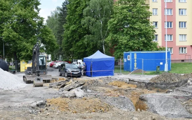 Dělníci z Frýdku-Místku při bagrování našli lidské kosti a botu, identitu zemřelého hledají policisté