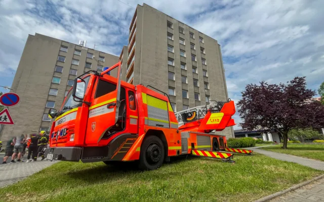 V Příboře hořelo kvůli závadě na baterii elektrokoloběžky, bytový dům muselo opustit šestnáct lidí