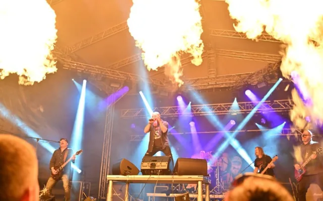 Na Slezskoostravském hradě duněl metal a šlehaly plameny