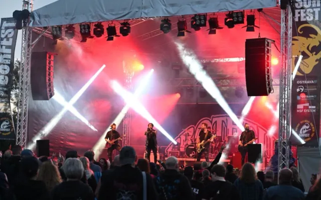 Na Slezskoostravském hradě duněl metal a šlehaly plameny