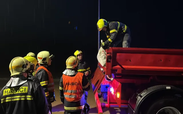 Vytrvalý déšť v noci na dnešek zaplavoval sklepy. Hasiči se nezastavili
