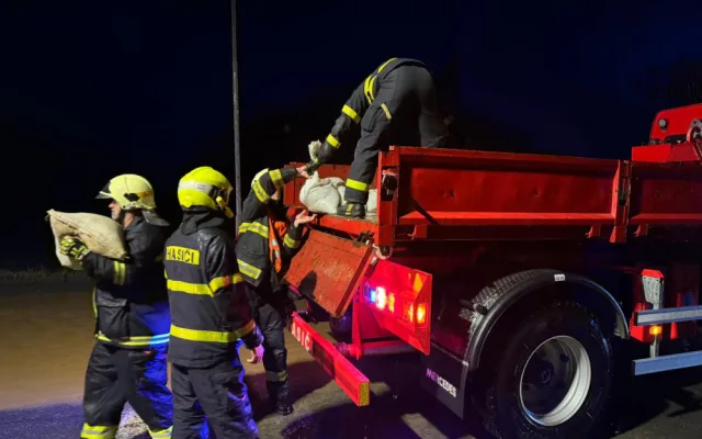 Vytrvalý déšť v noci na dnešek zaplavoval sklepy. Hasiči se nezastavili