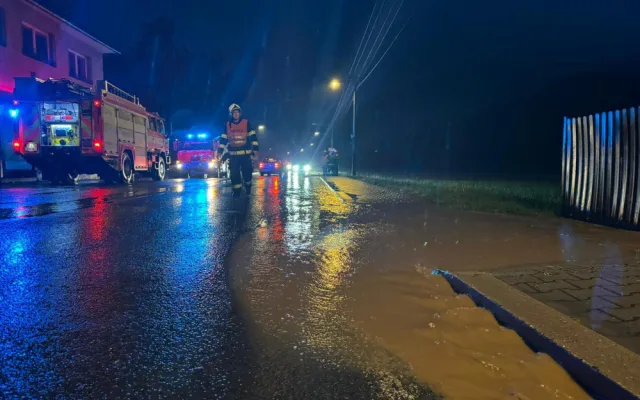 Vytrvalý déšť v noci na dnešek zaplavoval sklepy. Hasiči se nezastavili