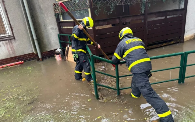 Vytrvalý déšť v noci na dnešek zaplavoval sklepy. Hasiči se nezastavili