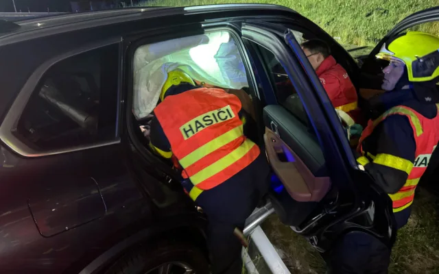 Při dopravní nehodě ve Frýdku-Místku se zranila spolujezdkyně. Hasiči ji vyprošťovali z auta mimo silnici