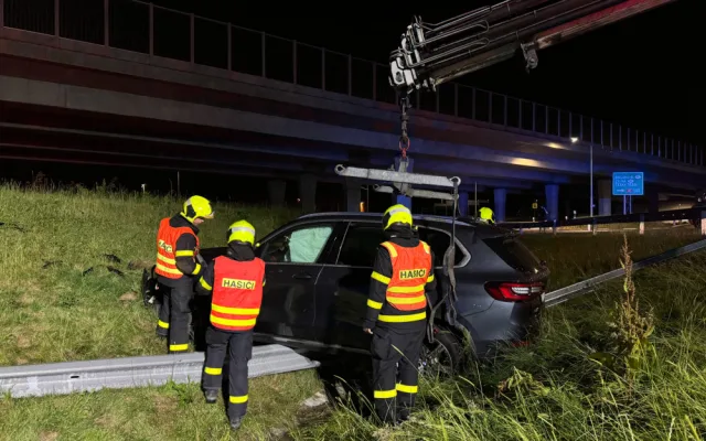 Při dopravní nehodě ve Frýdku-Místku se zranila spolujezdkyně. Hasiči ji vyprošťovali z auta mimo silnici
