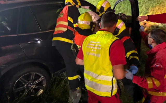 Při dopravní nehodě ve Frýdku-Místku se zranila spolujezdkyně. Hasiči ji vyprošťovali z auta mimo silnici