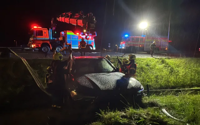 Při dopravní nehodě ve Frýdku-Místku se zranila spolujezdkyně. Hasiči ji vyprošťovali z auta mimo silnici