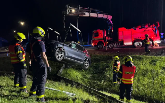 Při dopravní nehodě ve Frýdku-Místku se zranila spolujezdkyně. Hasiči ji vyprošťovali z auta mimo silnici