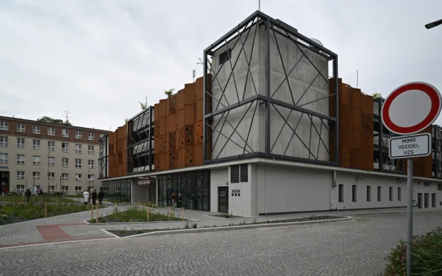 Multifunkční parkovací dům u Městské nemocnice Ostrava dokončen. Pro veřejnost nabízí 215 míst