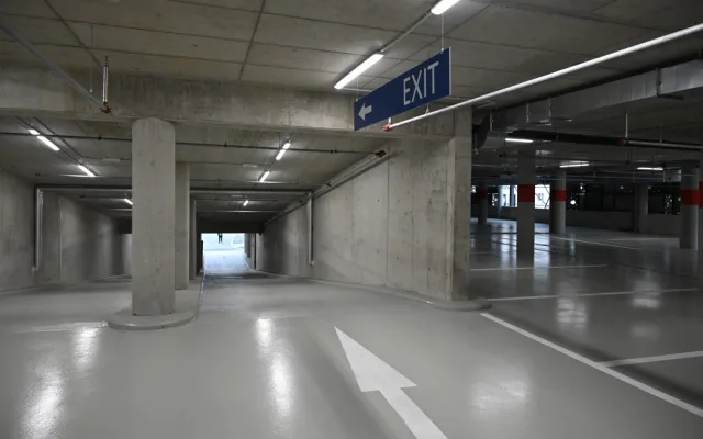 Multifunkční parkovací dům u Městské nemocnice Ostrava dokončen. Pro veřejnost nabízí 215 míst