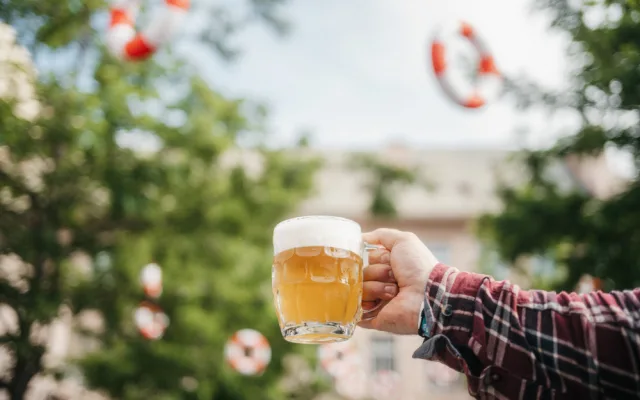 Dva pivovary, jedno pivo. Budějovický Budvar představil letní limitku Na Pool uvařenou s minipivovarem Dva kohouti