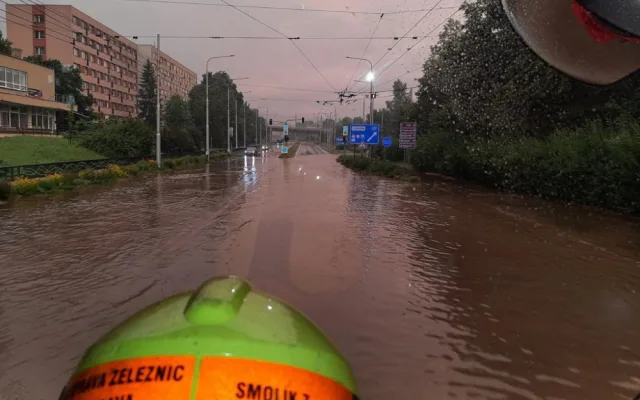 Centrum Ostravy po bouři. Nevydržely ani statné stromy, zoo je uzavřena