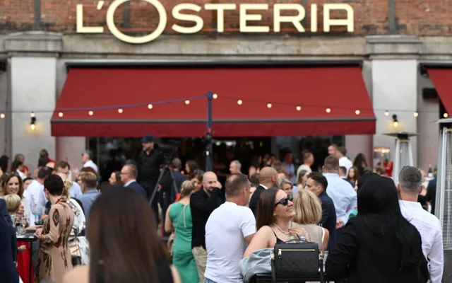 L'Osteria v Dolních Vítkovicích. Červené koberce, modelky, kněz i charitativní dražba