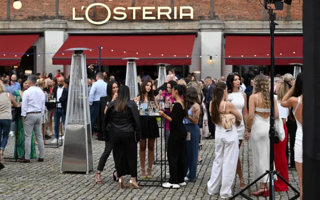 L'Osteria v Dolních Vítkovicích. Červené koberce, modelky, kněz i charitativní dražba
