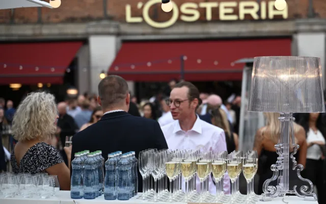 L'Osteria v Dolních Vítkovicích. Červené koberce, modelky, kněz i charitativní dražba