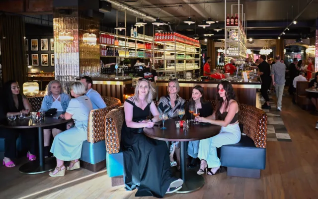 L'Osteria v Dolních Vítkovicích. Červené koberce, modelky, kněz i charitativní dražba
