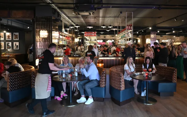 L'Osteria v Dolních Vítkovicích. Červené koberce, modelky, kněz i charitativní dražba