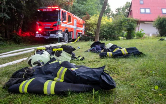 Ve Frýdlantu nad Ostravicí hořela roubenka s přilehlou stodolou. Škody přesáhnou pět milionů korun