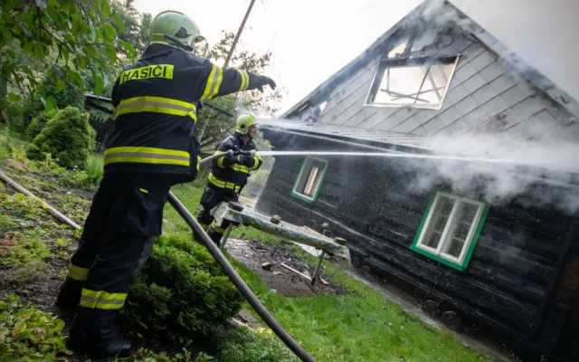 Ve Frýdlantu nad Ostravicí hořela roubenka s přilehlou stodolou. Škody přesáhnou pět milionů korun