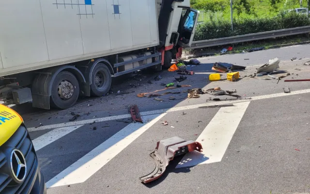 V Ostravě se srazily dva kamiony se dvěma auty. Tři lidé se zranili, jednoho z řidičů vyprošťovali hasiči