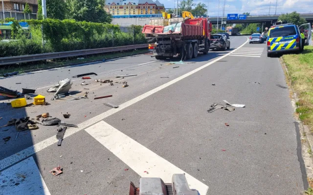 V Ostravě se srazily dva kamiony se dvěma auty. Tři lidé se zranili, jednoho z řidičů vyprošťovali hasiči