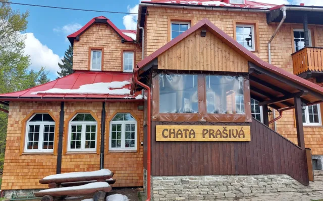 Chata Prašivá v Beskydech má novou fasádu z modřínového šindelu za milion. Dobrovolníci pomáhali tisíce hodin