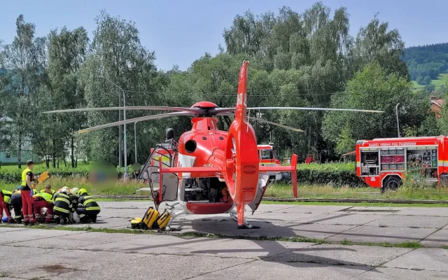 Na projíždějící auto na Bruntálsku spadl strom. Tři lidé se zranili, staršího muže museli záchranáři oživovat